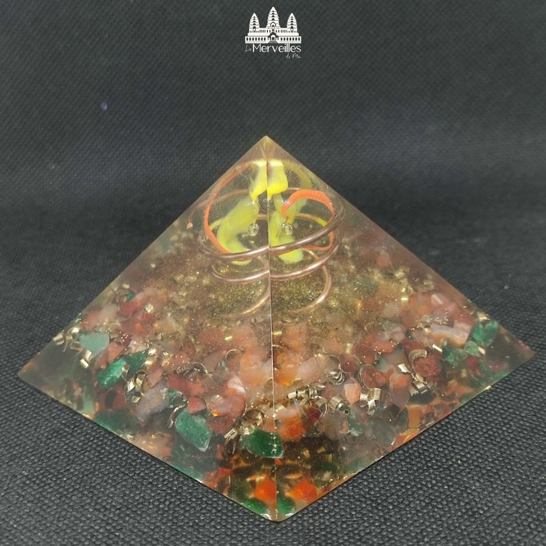 Orgonite pyramidale – Cornaline, Aventurine Verte & Bille de verre