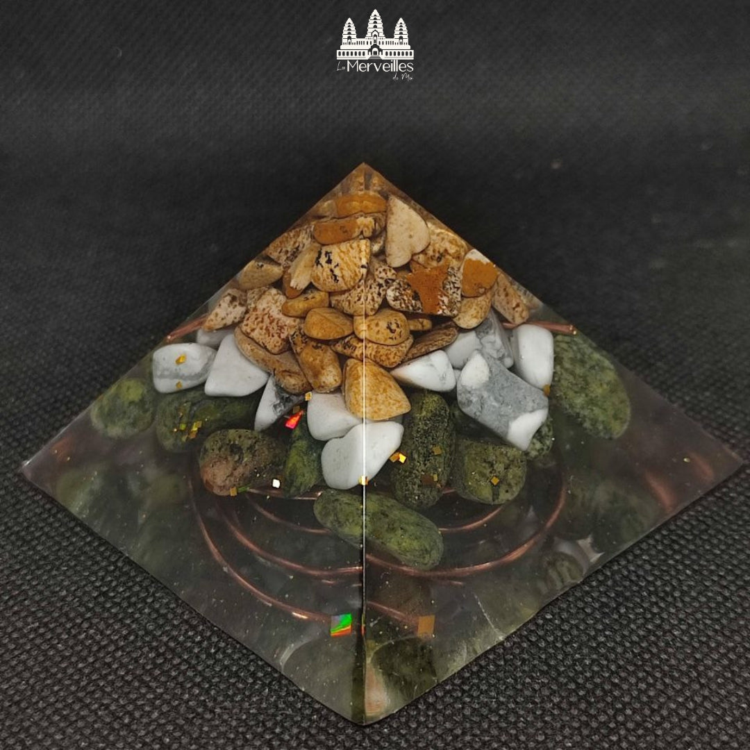 Orgonite pyramidale au Nombre d'or Jaspe Paysage, Howlite & Jade Néphrite