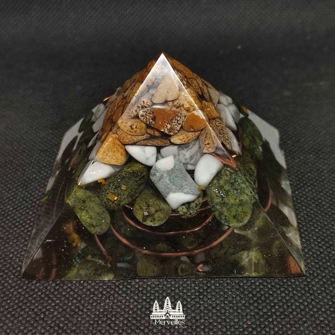 Orgonite pyramidale au Nombre d'or Jaspe Paysage, Howlite & Jade Néphrite