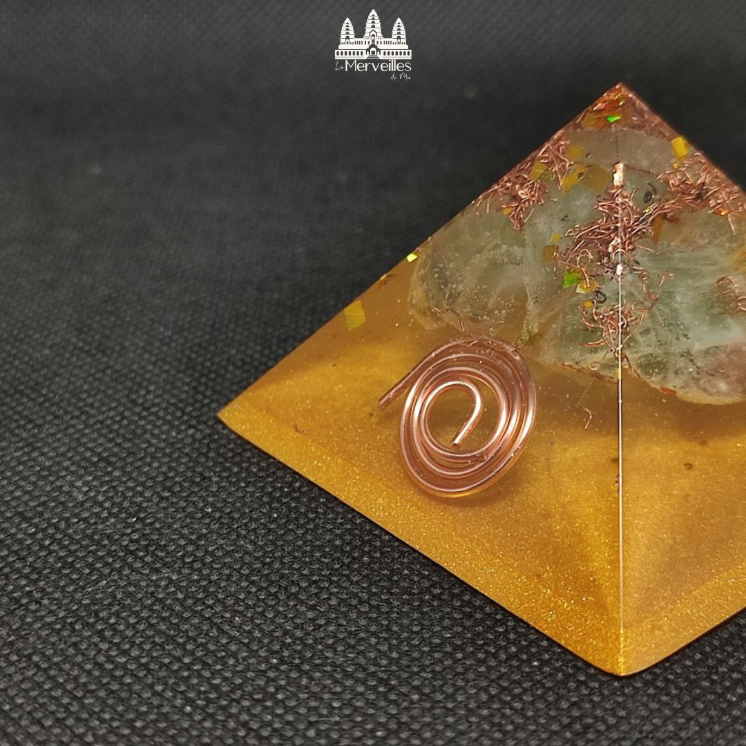 Orgonite pyramidale au nombre d'or Fluorite