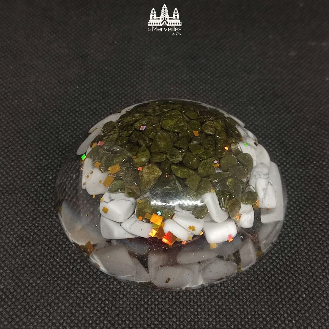 Orgonite dôme – Épidote & Howlite