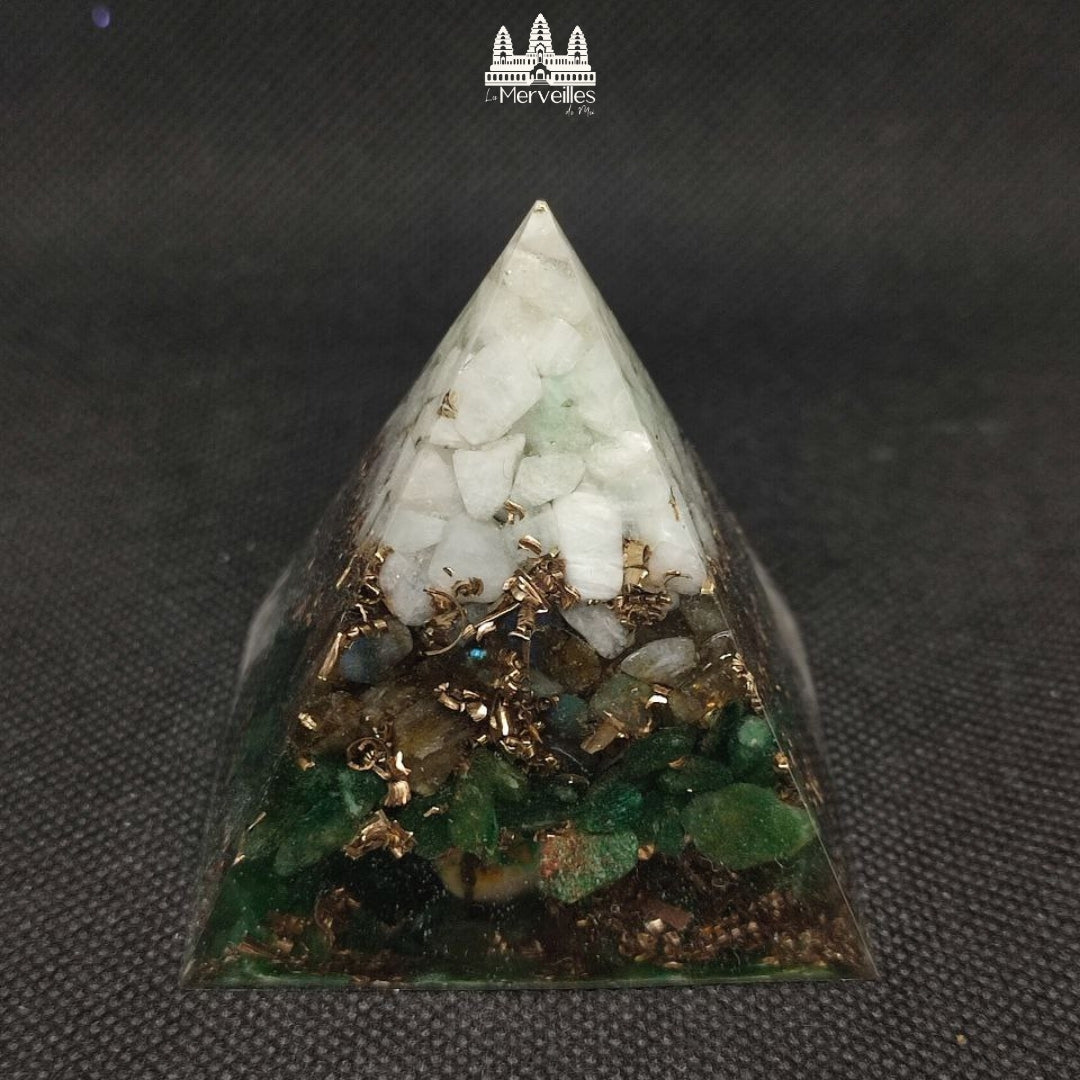 Orgonite pyramidale – Amazonite, Labradorite & Aventurine verte