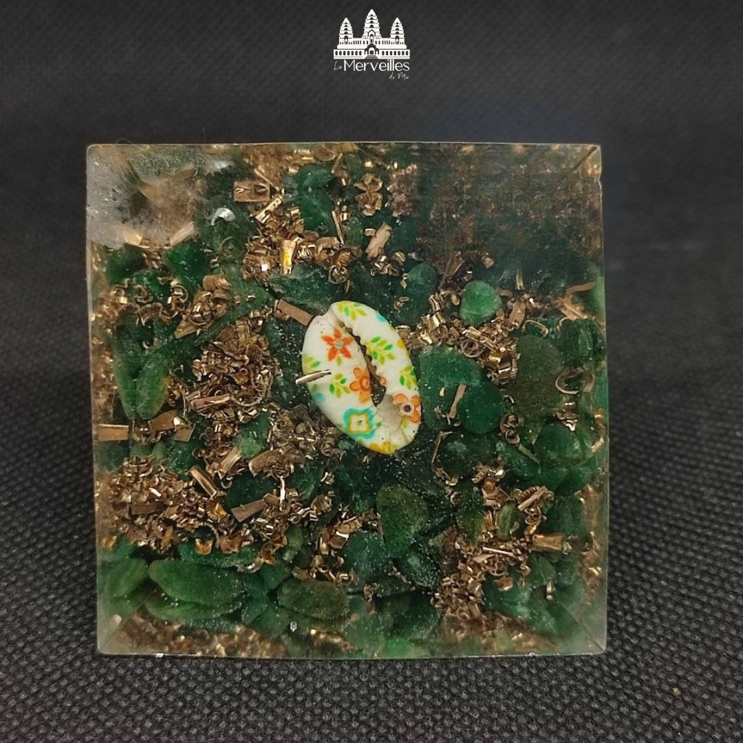 Orgonite pyramidale – Amazonite, Labradorite & Aventurine verte