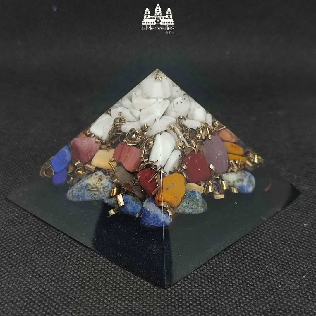 Orgonite pyramidale au Nombre d’Or – Howlite, Jaspe Mokaite & Lapis Lazuli