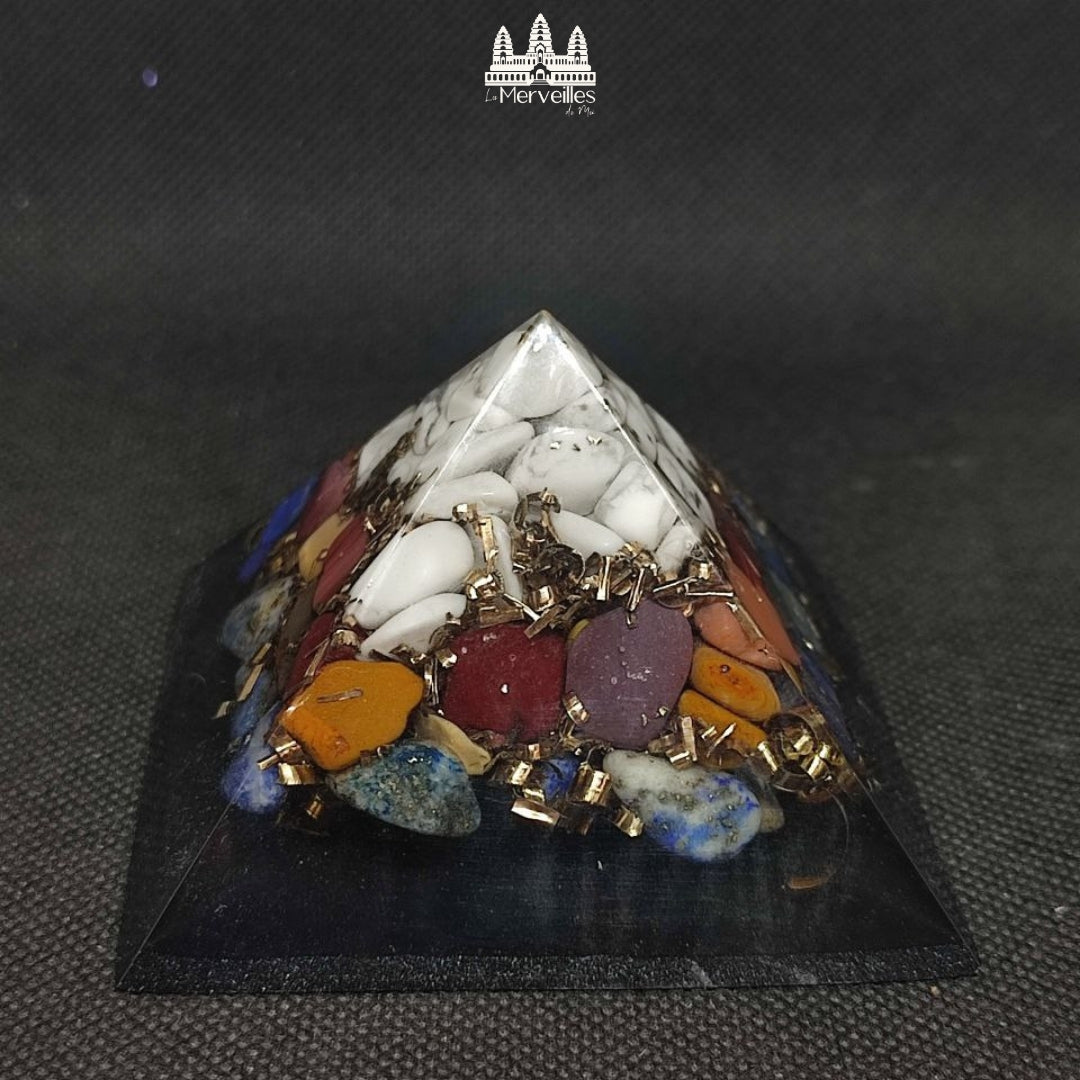 Orgonite pyramidale au Nombre d’Or – Howlite, Jaspe Mokaite & Lapis Lazuli