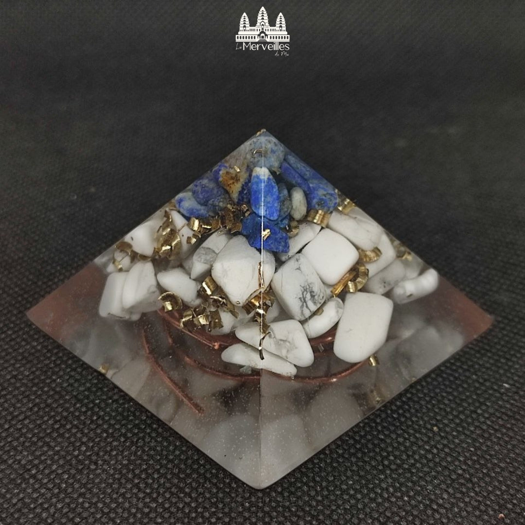 Orgonite pyramidale au Nombre d’Or – Lapis Lazuli & Howlite