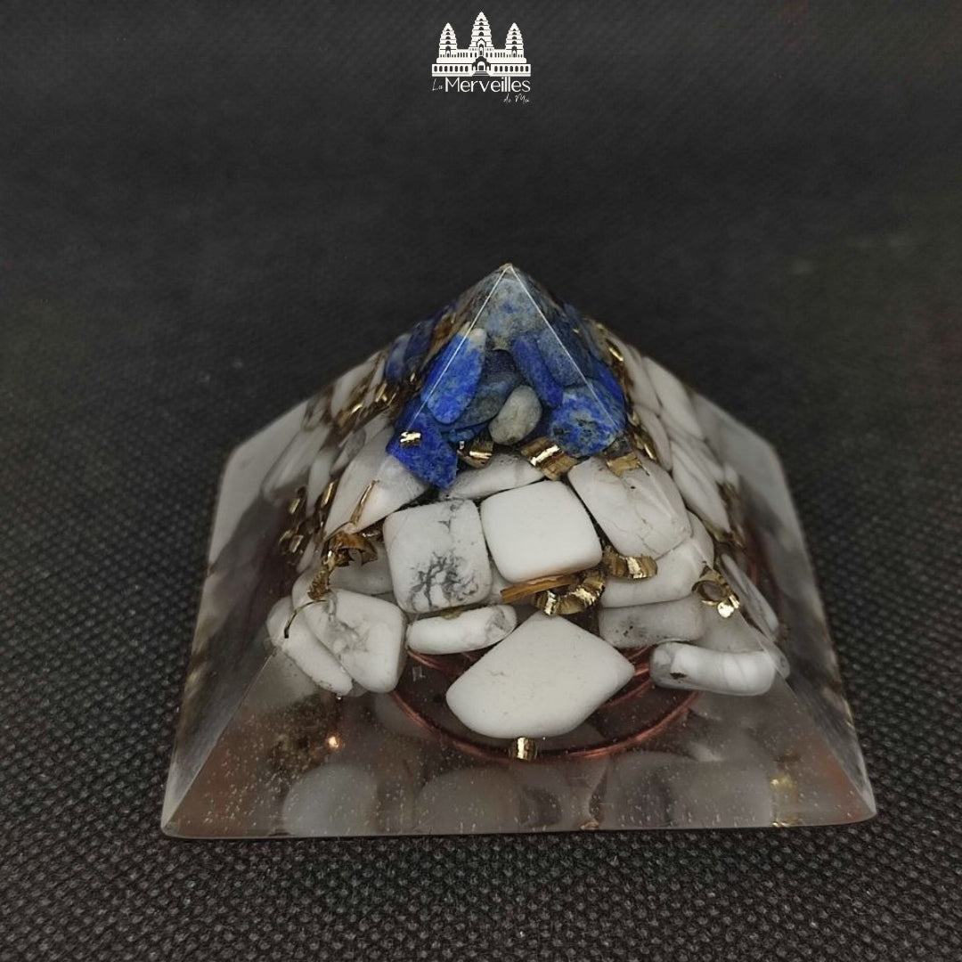 Orgonite pyramidale au Nombre d’Or – Lapis Lazuli & Howlite