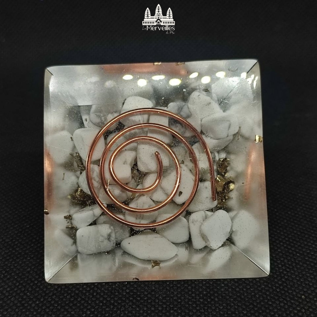 Orgonite pyramidale au Nombre d’Or – Lapis Lazuli & Howlite