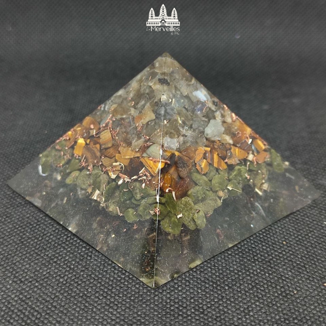 Orgonite pyramidale au Nombre d’Or – Labradorite, Œil de Tigre & Épidote