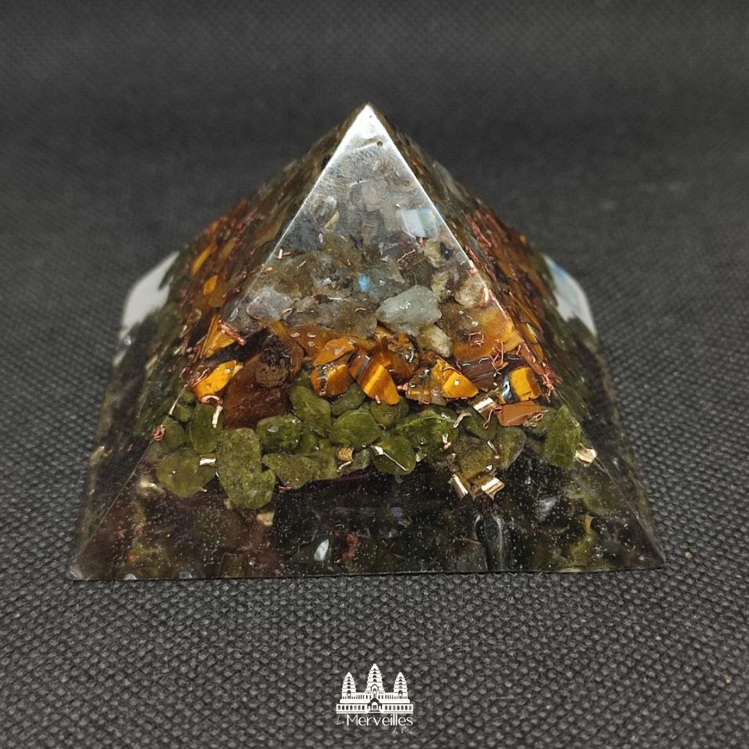 Orgonite pyramidale au Nombre d’Or – Labradorite, Œil de Tigre & Épidote