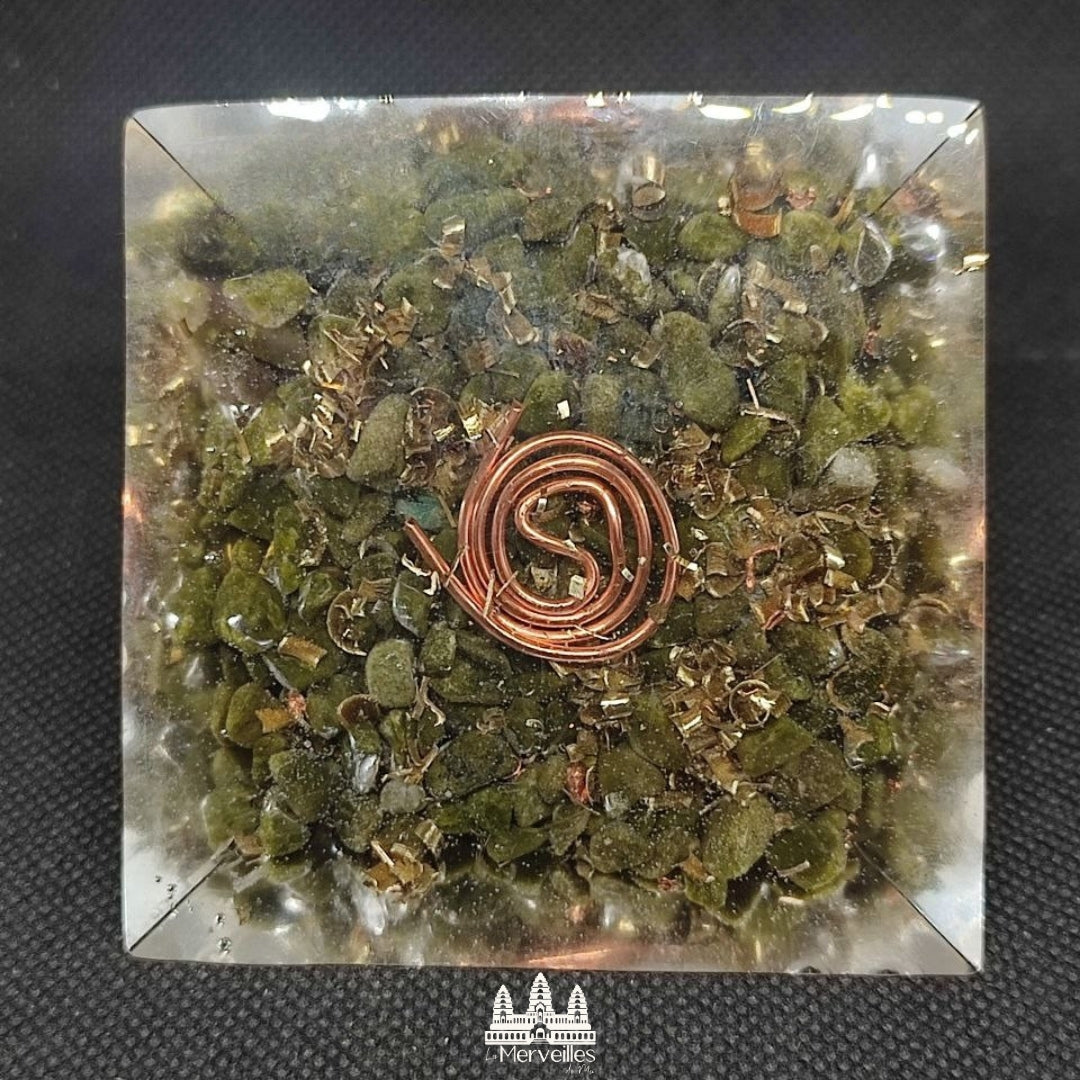 Orgonite pyramidale au Nombre d’Or – Labradorite, Œil de Tigre & Épidote