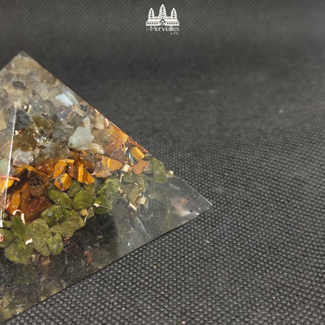 Orgonite pyramidale au Nombre d’Or – Labradorite, Œil de Tigre & Épidote
