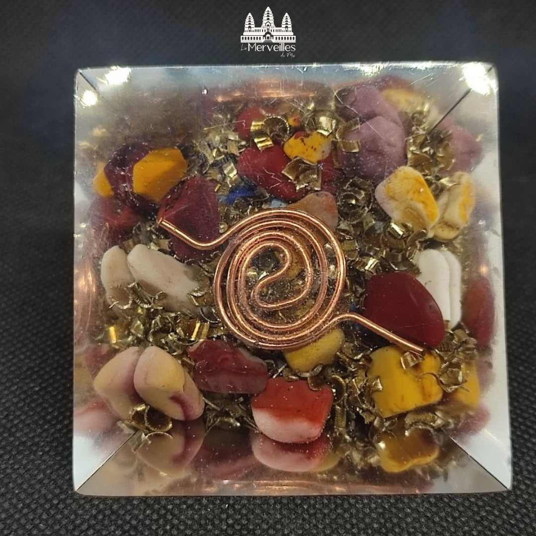 Orgonite pyramidale au Nombre d’Or – Jaspe Rouge, Lapis Lazuli & Jaspe Mokaïte