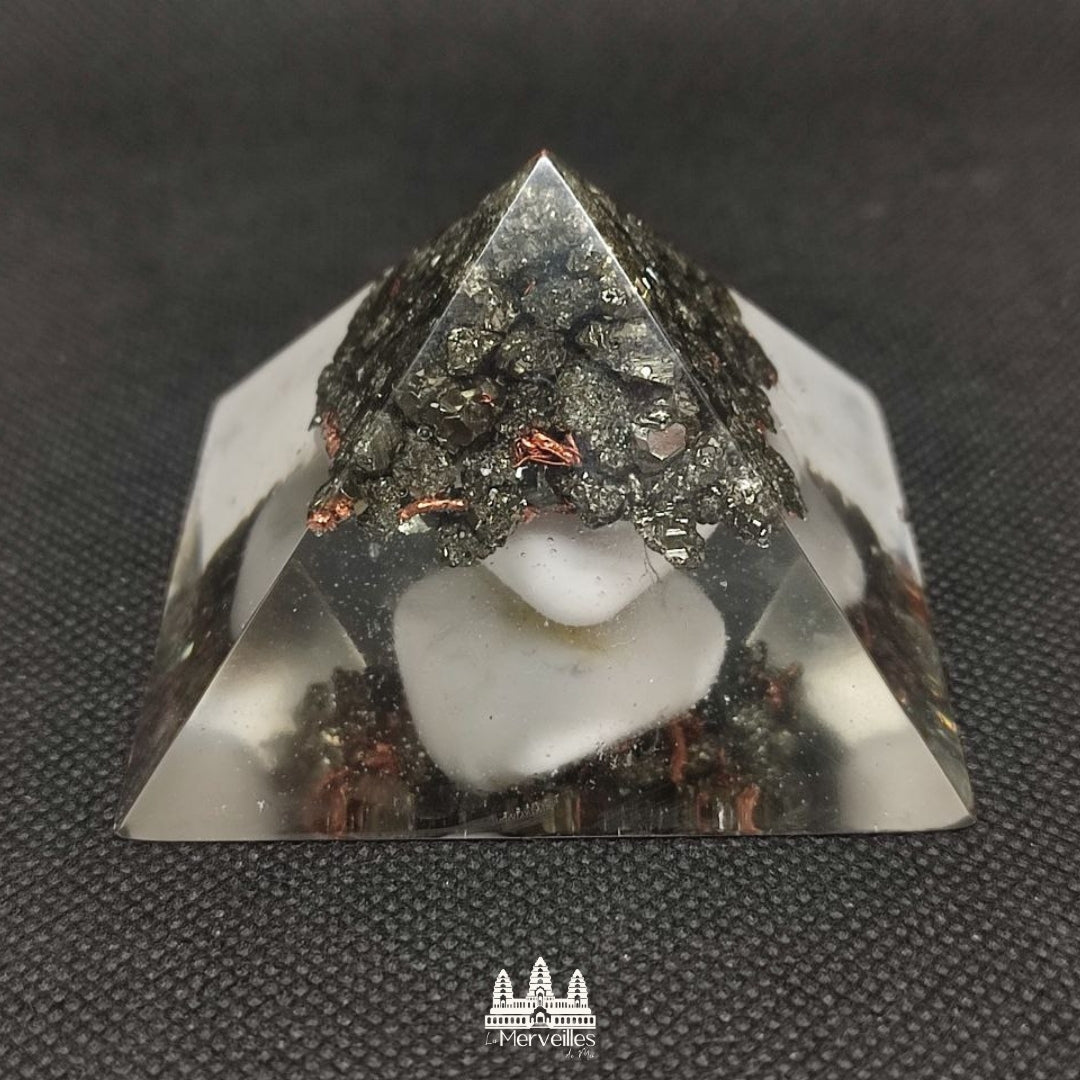 Orgonite pyramidale – Pyrite & Howlite