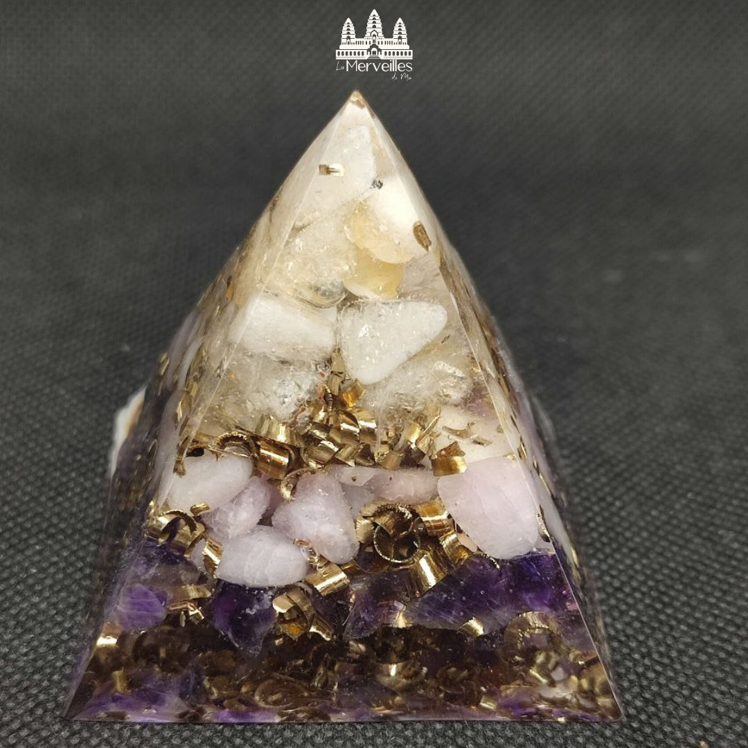 Orgonite pyramidale – Citrine, Kunzite & Améthyste