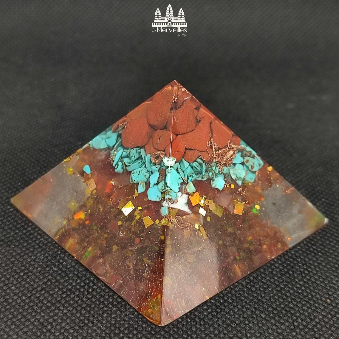 Orgonite pyramidale au Nombre d’Or – Jaspe Rouge, Turquoise & Cornaline
