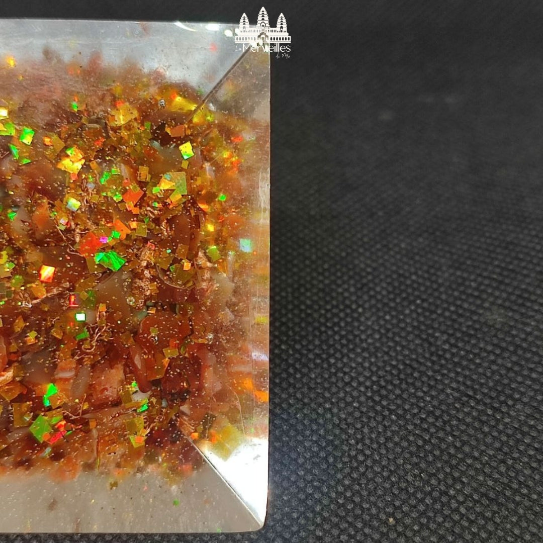 Orgonite pyramidale au Nombre d’Or – Jaspe Rouge, Turquoise & Cornaline