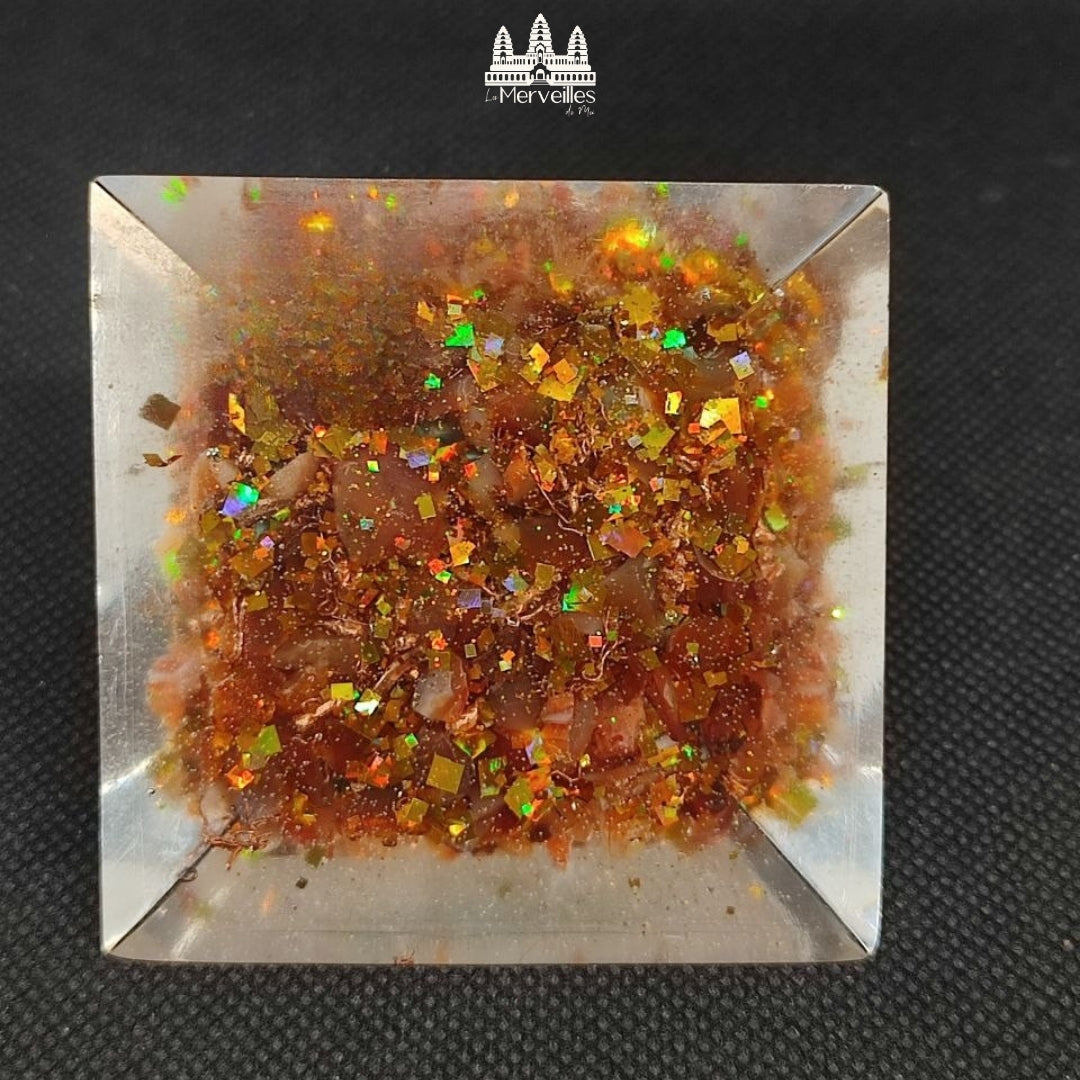 Orgonite pyramidale au Nombre d’Or – Jaspe Rouge, Turquoise & Cornaline