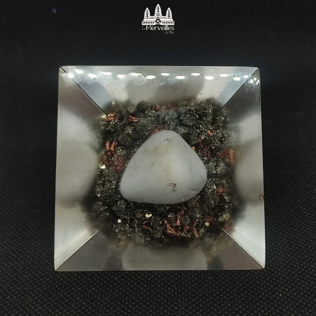 Orgonite pyramidale – Pyrite & Howlite
