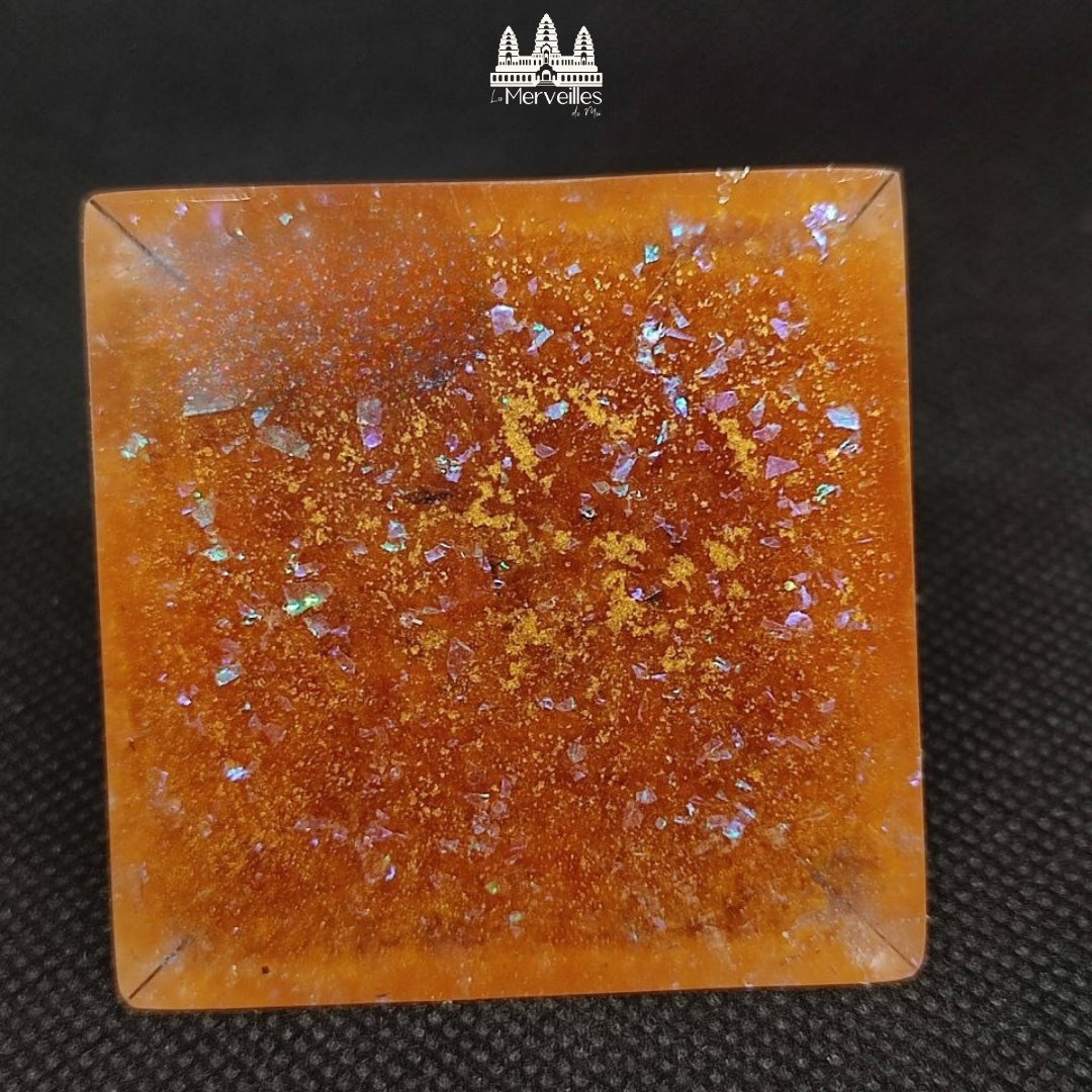 Orgonite pyramidale au Nombre d’Or – Épidote & Jaspe Rouge