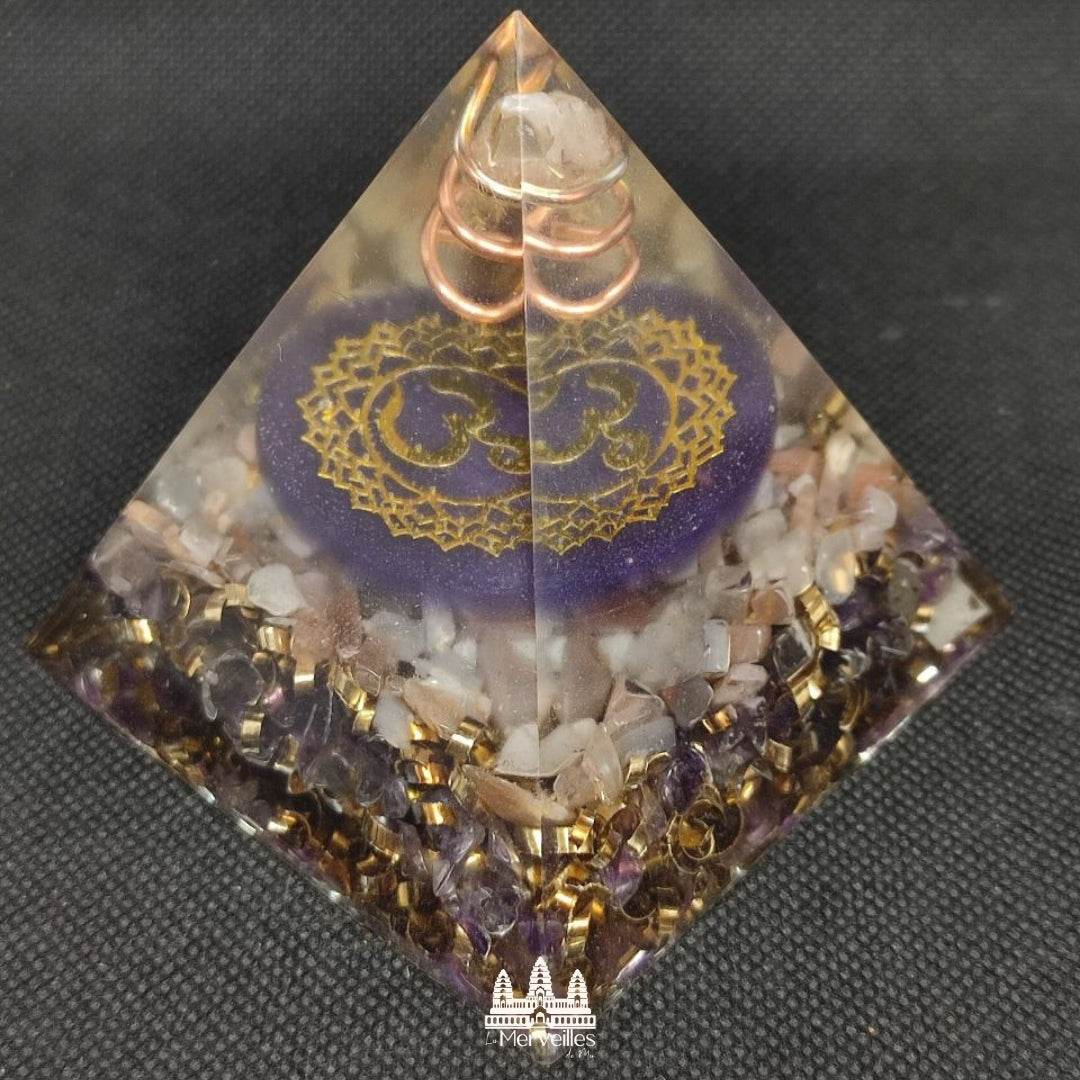 Orgonite pyramidale – Cristal de roche, Pierre de Lune & Améthyste, symbole Om
