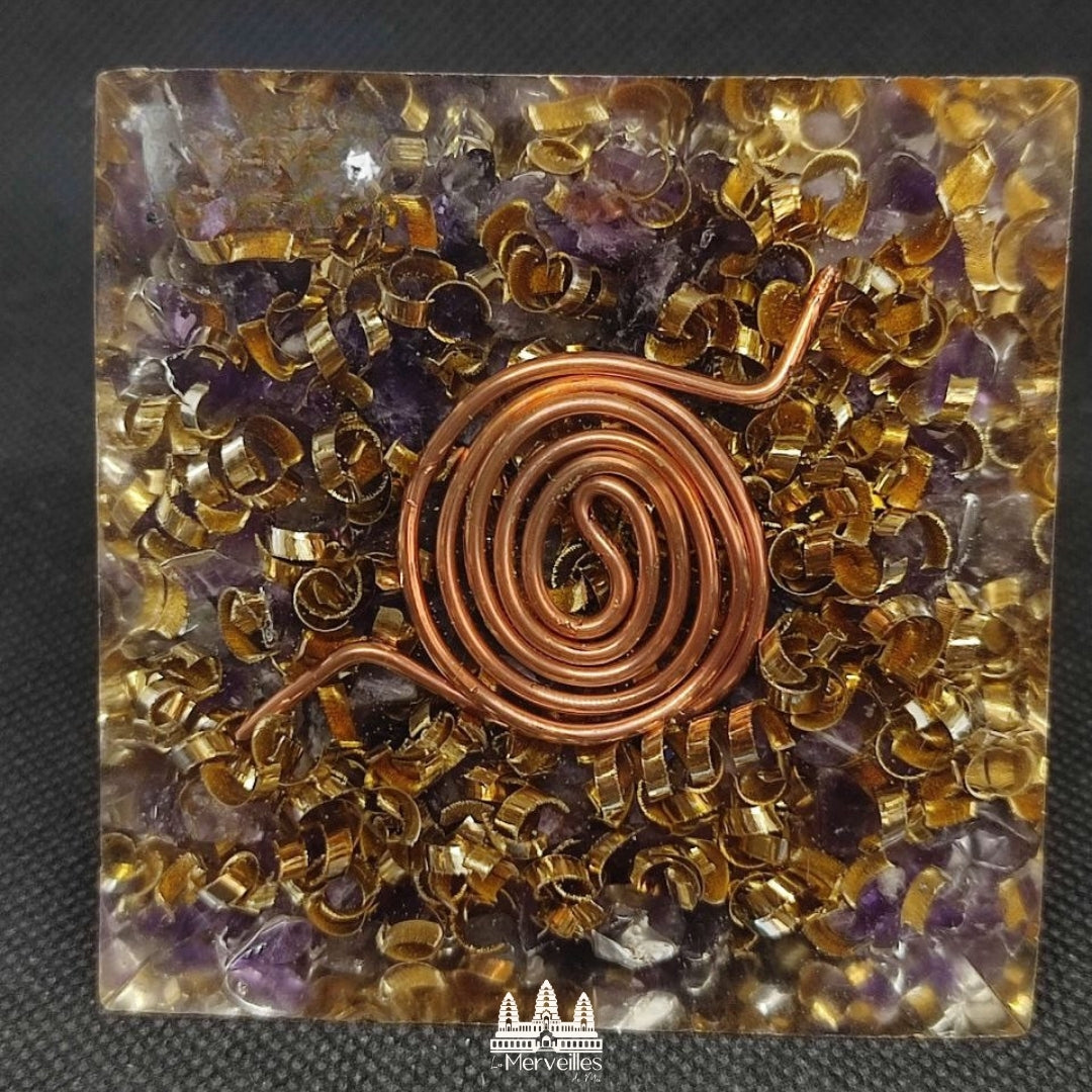 Orgonite pyramidale – Cristal de roche, Pierre de Lune & Améthyste, symbole Om