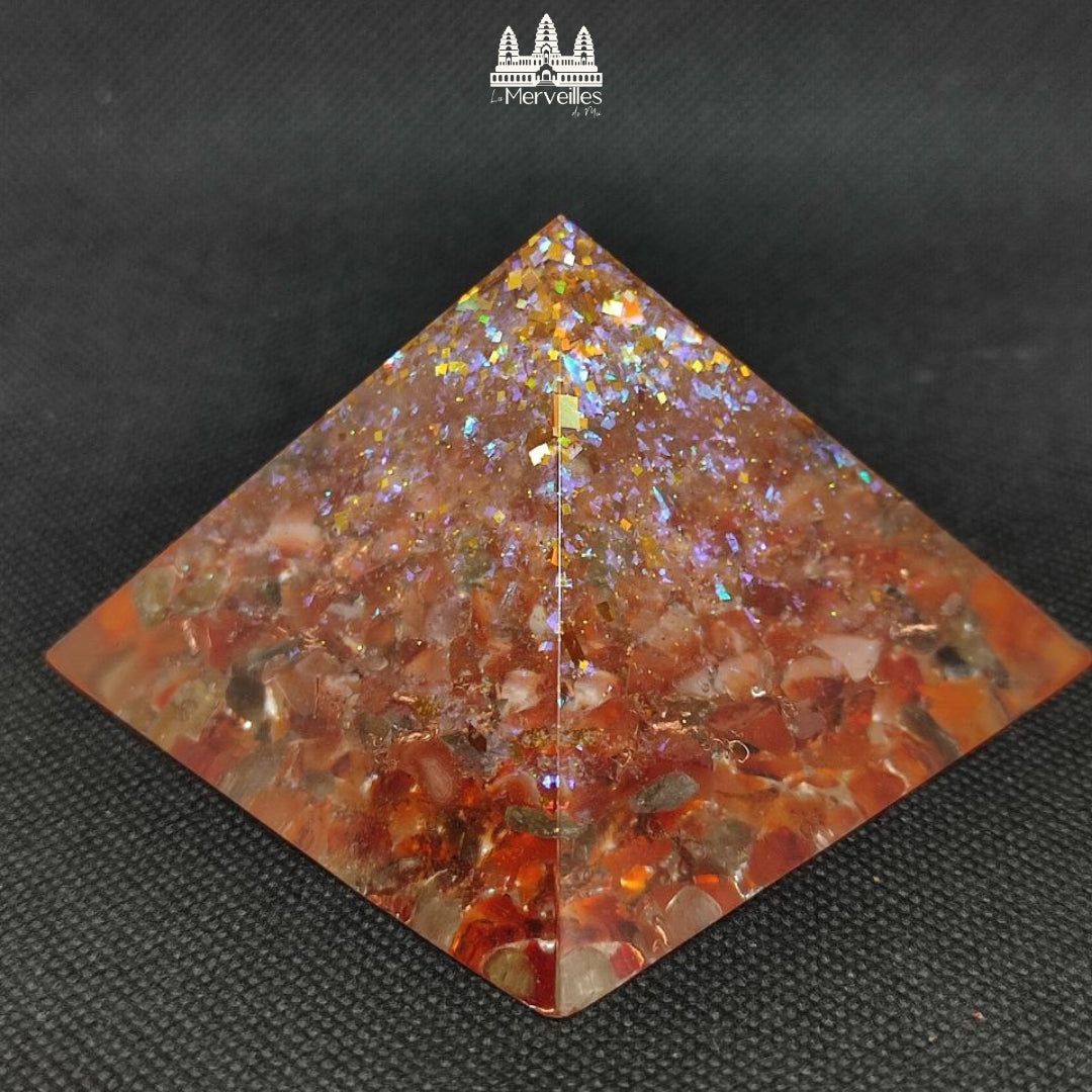 Orgonite pyramidale au Nombre d’Or – Cornaline & Labradorite