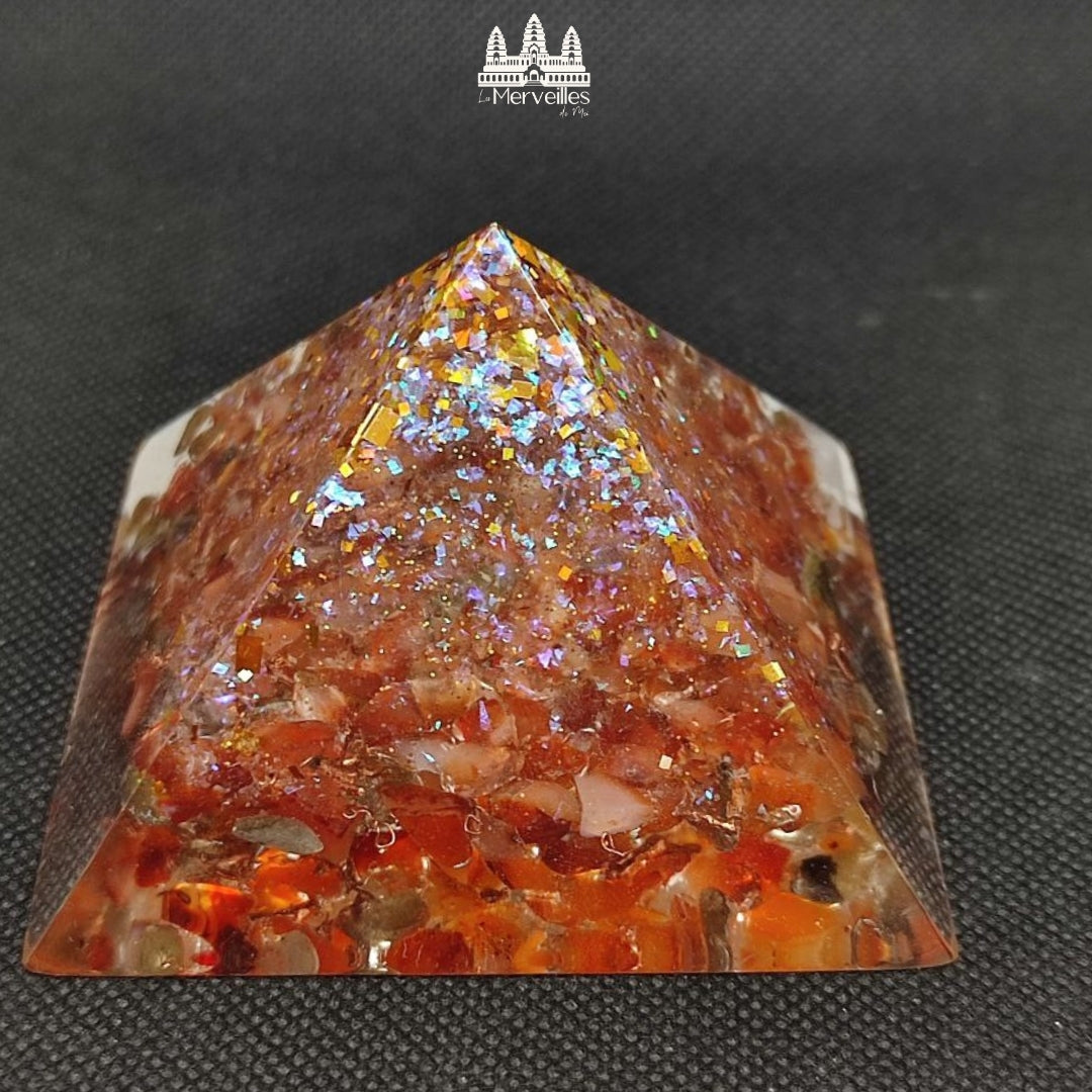 Orgonite pyramidale au Nombre d’Or – Cornaline & Labradorite