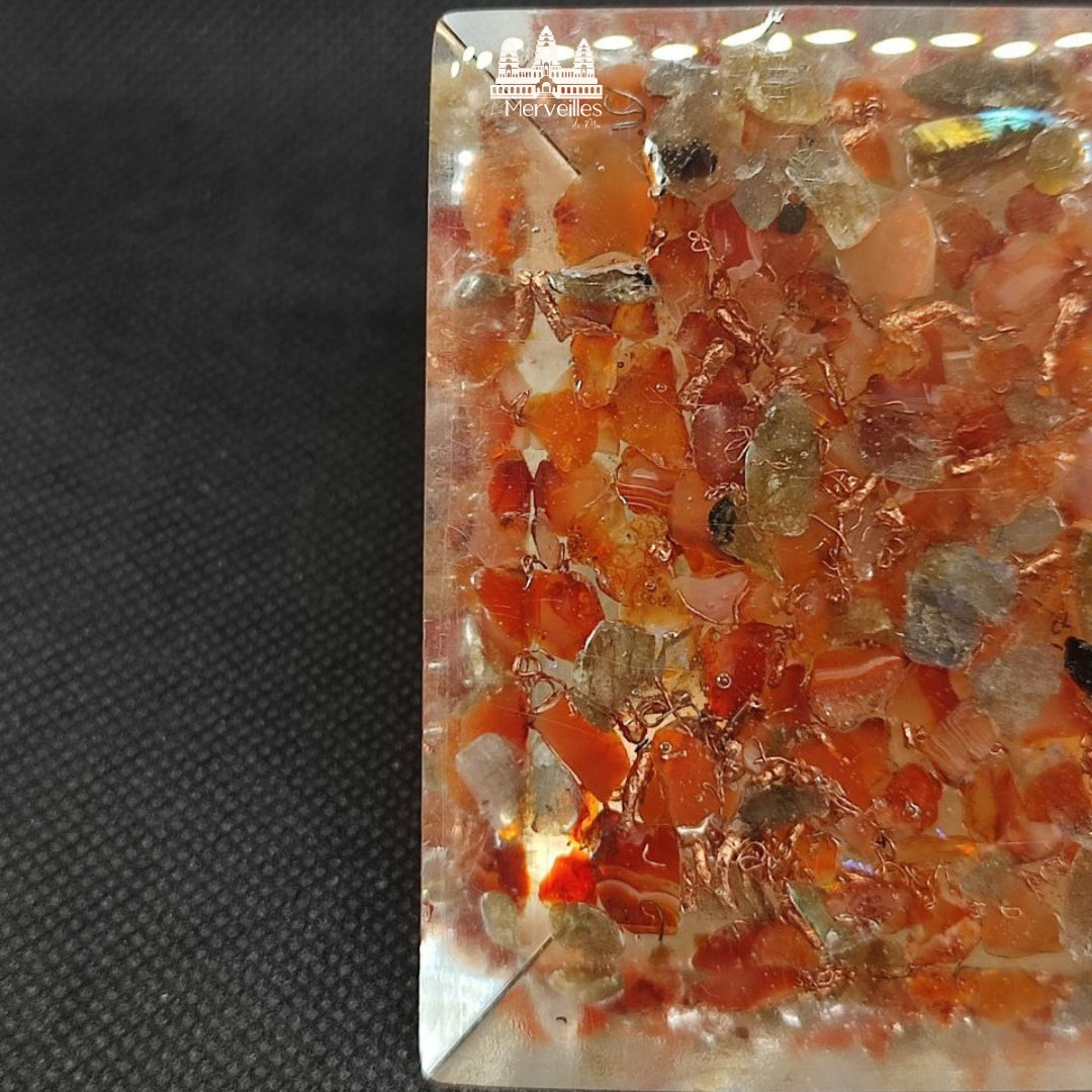 Orgonite pyramidale au Nombre d’Or – Cornaline & Labradorite