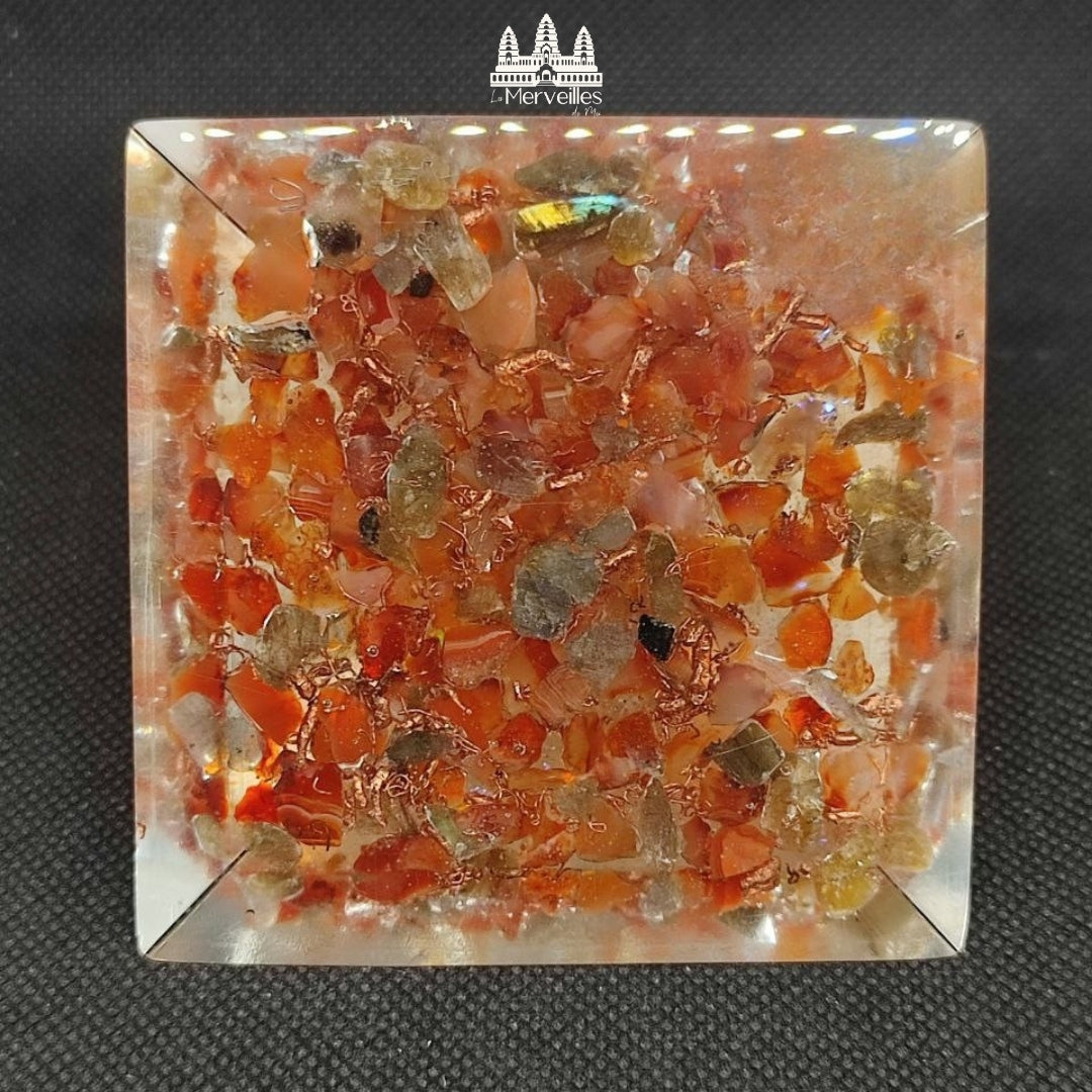 Orgonite pyramidale au Nombre d’Or – Cornaline & Labradorite