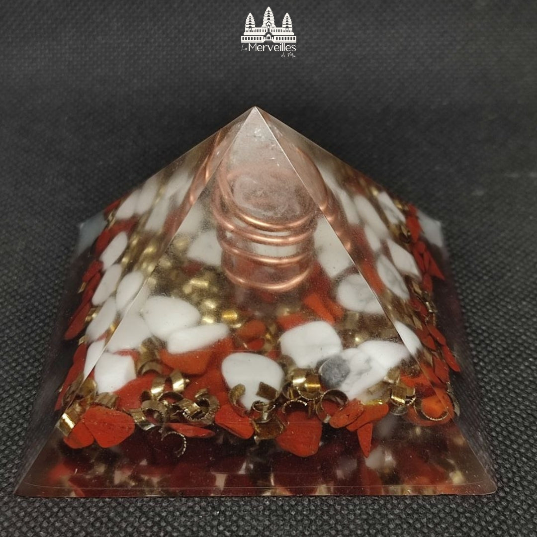 Orgonite pyramidale au Nombre d’Or – Cristal de roche, Howlite, Jaspe rouge & capsule KARMA