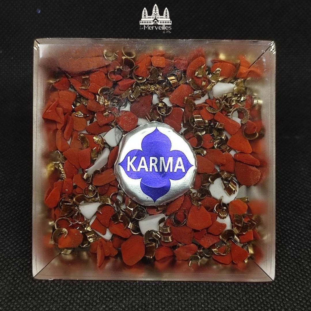 Orgonite pyramidale au Nombre d’Or – Cristal de roche, Howlite, Jaspe rouge & capsule KARMA