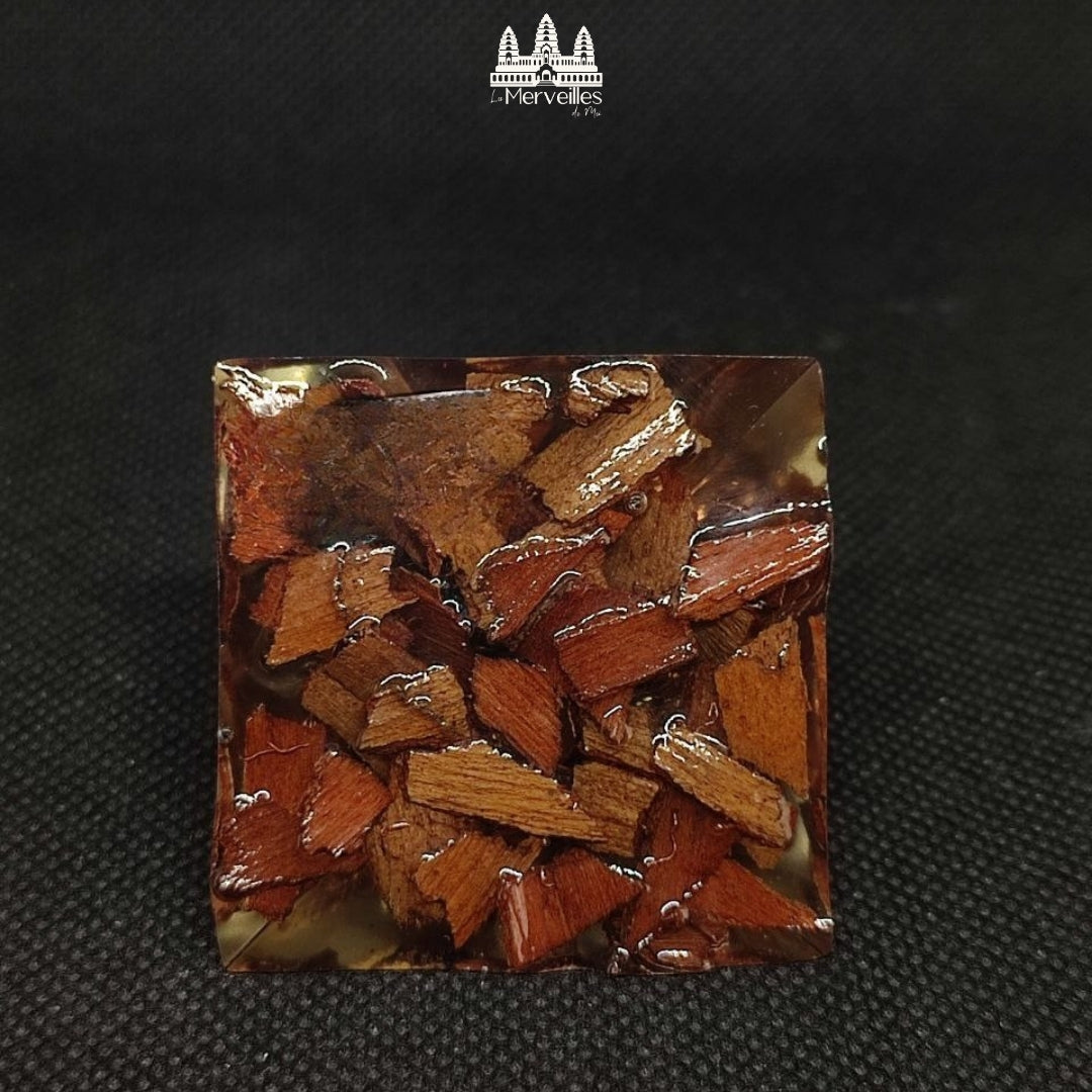 Mini Orgonite Pyramidale au Nombre d’Or – Œil de Tigre & Écorce d’Eucalyptus