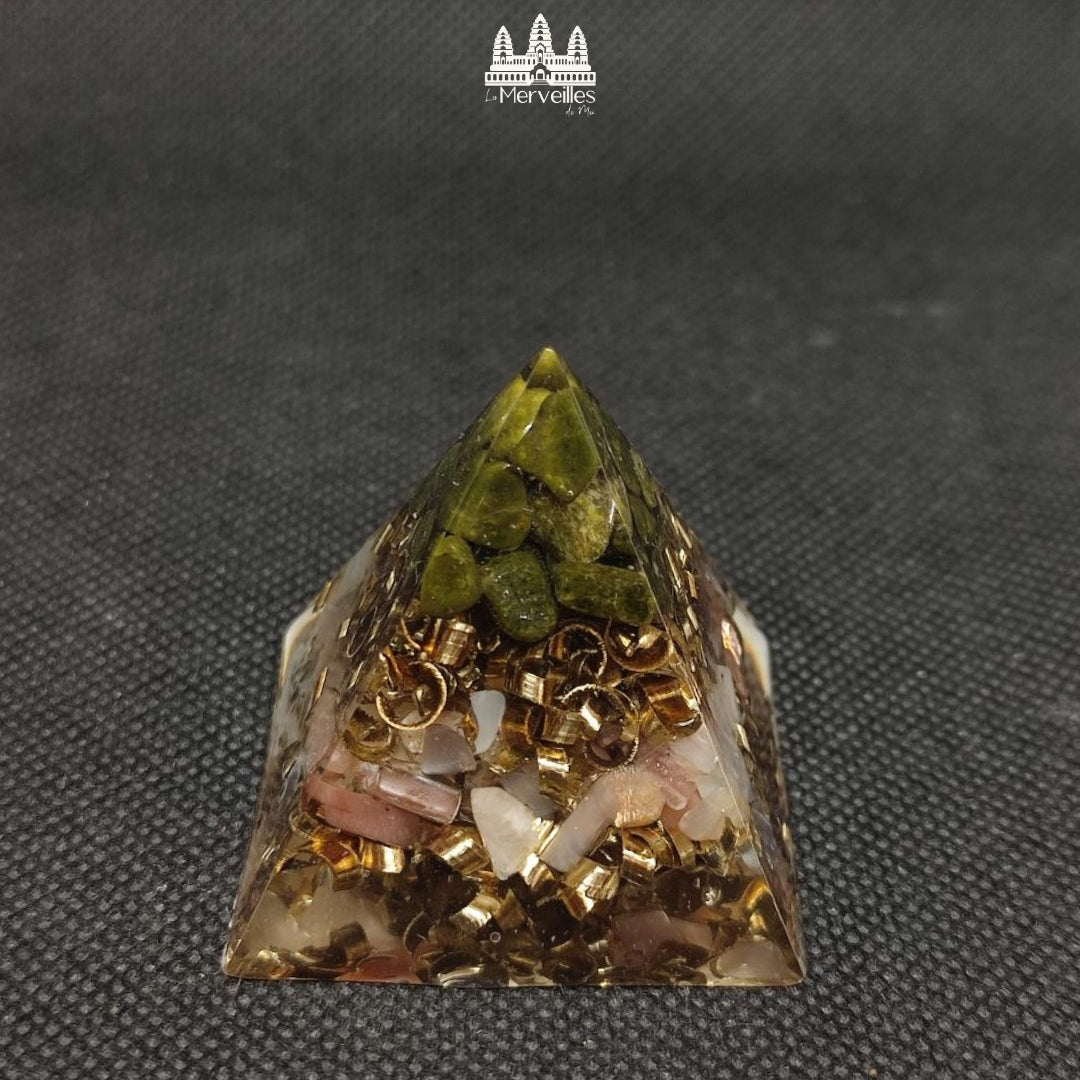 Mini Orgonite Pyramidale – Épidote & Pierre de Lune