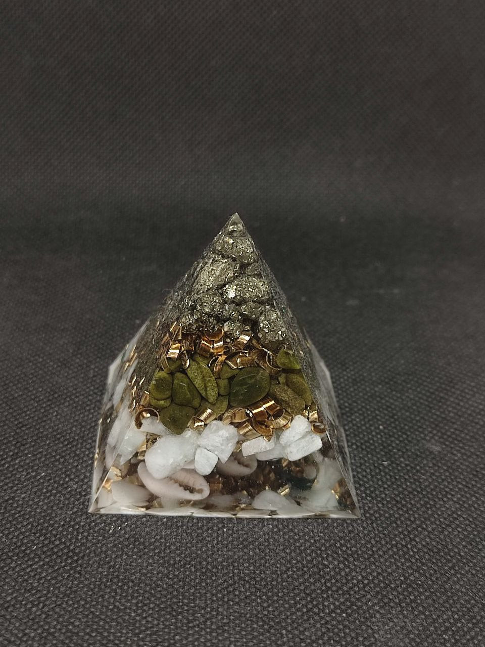 Orgonite pyramidale trio coquillages