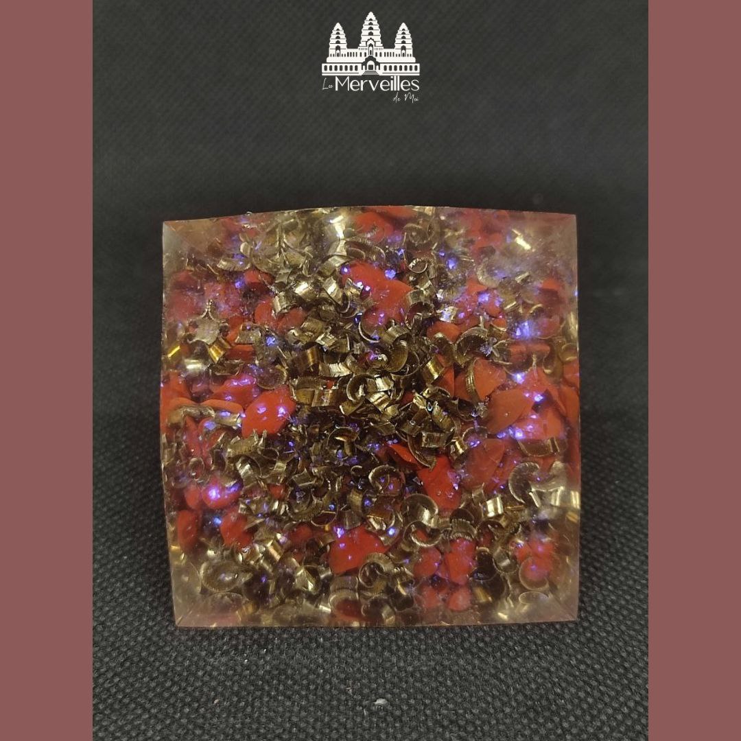 Orgonite Pyramidale Apatite Bleue, Jaspe Mokaite & Jaspe Rouge