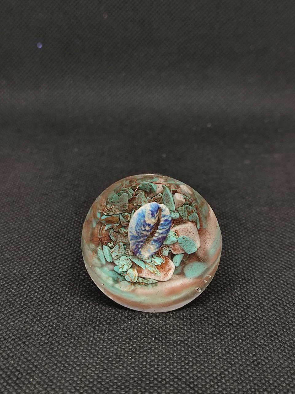 Orgonite conique Jaspe Rouge & Howlite & Turquoise