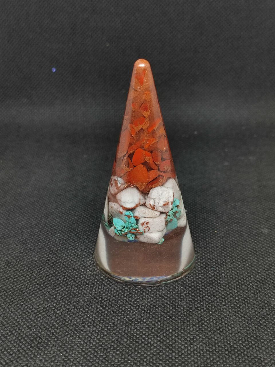 Orgonite conique Jaspe Rouge & Howlite & Turquoise