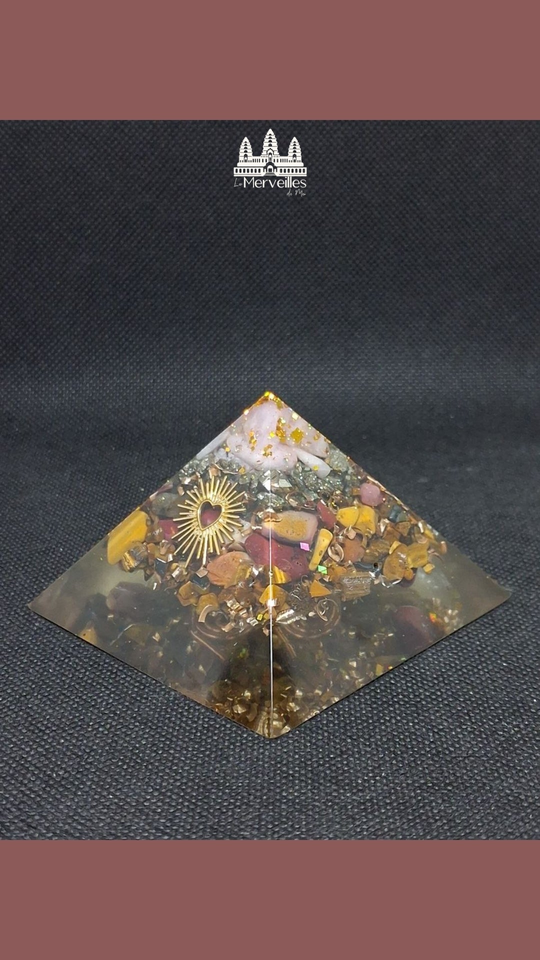 Orgonite Pyramidale au Nombre d'or Quartz Rose, Pyrite, Jaspe Mokaite et Oeil de tigre Symbole coeur rayonnant
