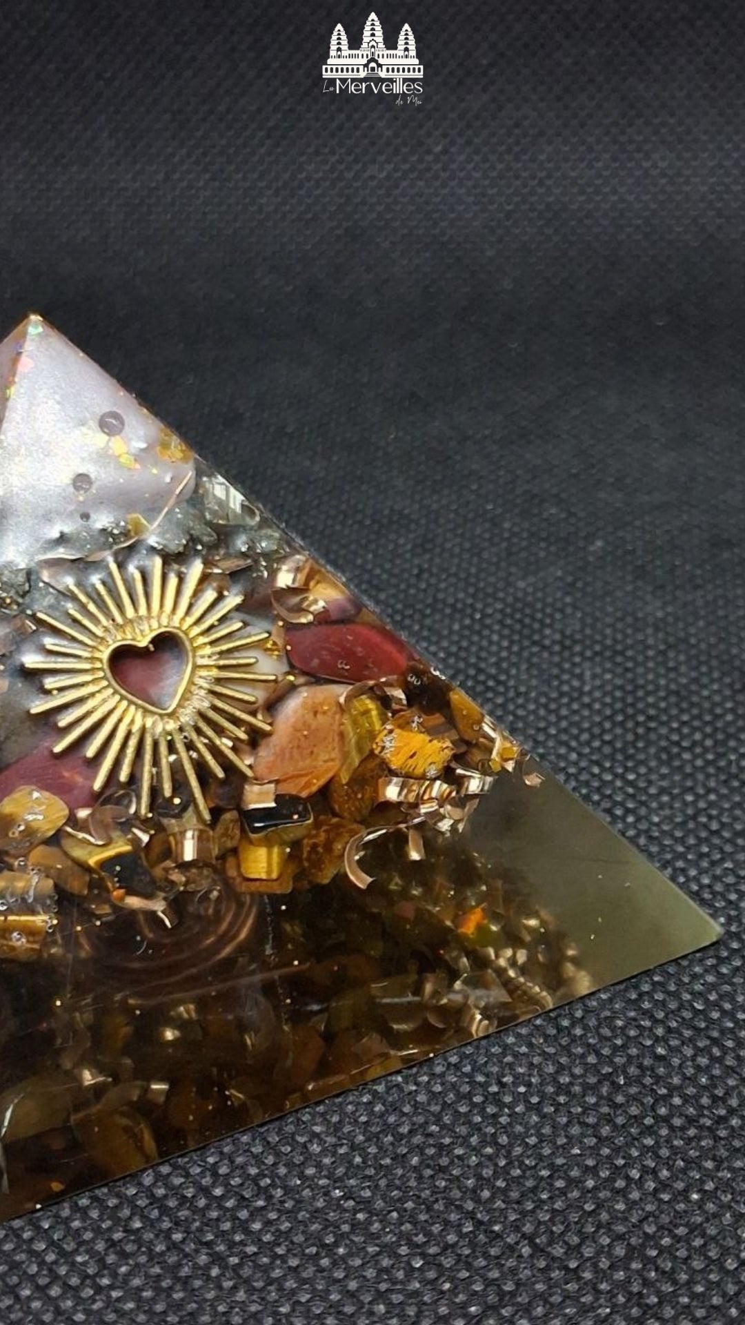 Orgonite Pyramidale au Nombre d'or Quartz Rose, Pyrite, Jaspe Mokaite et Oeil de tigre Symbole coeur rayonnant