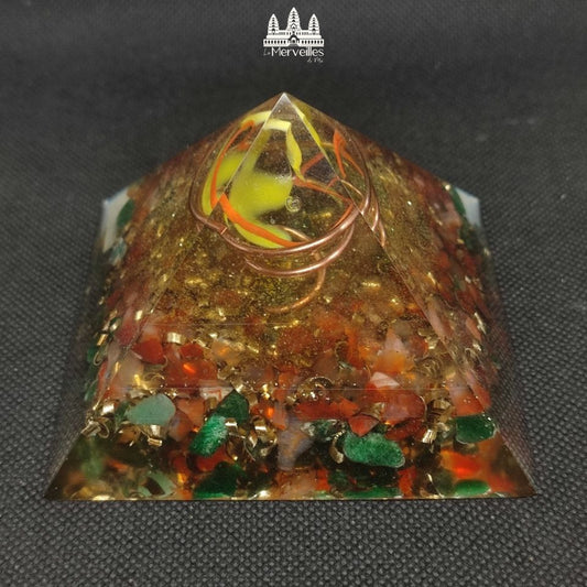Orgonite pyramidale – Cornaline, Aventurine Verte & Bille de verre