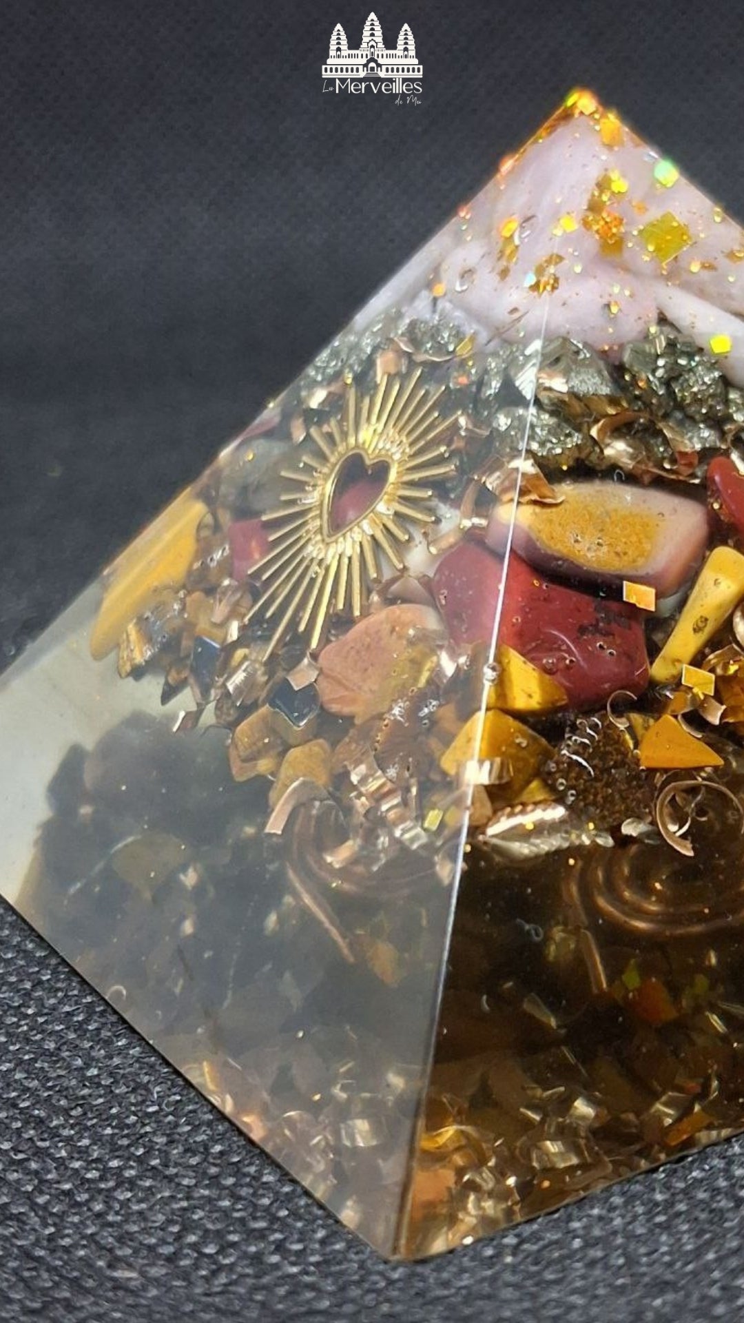 Orgonite Pyramidale au Nombre d'or Quartz Rose, Pyrite, Jaspe Mokaite et Oeil de tigre Symbole coeur rayonnant