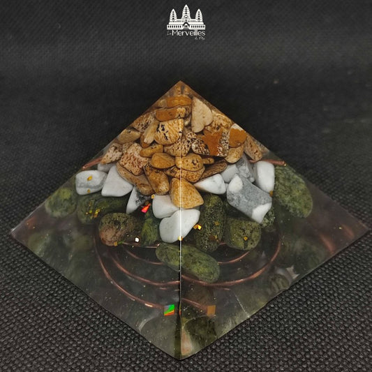 Orgonite pyramidale au Nombre d'or Jaspe Paysage, Howlite & Jade Néphrite