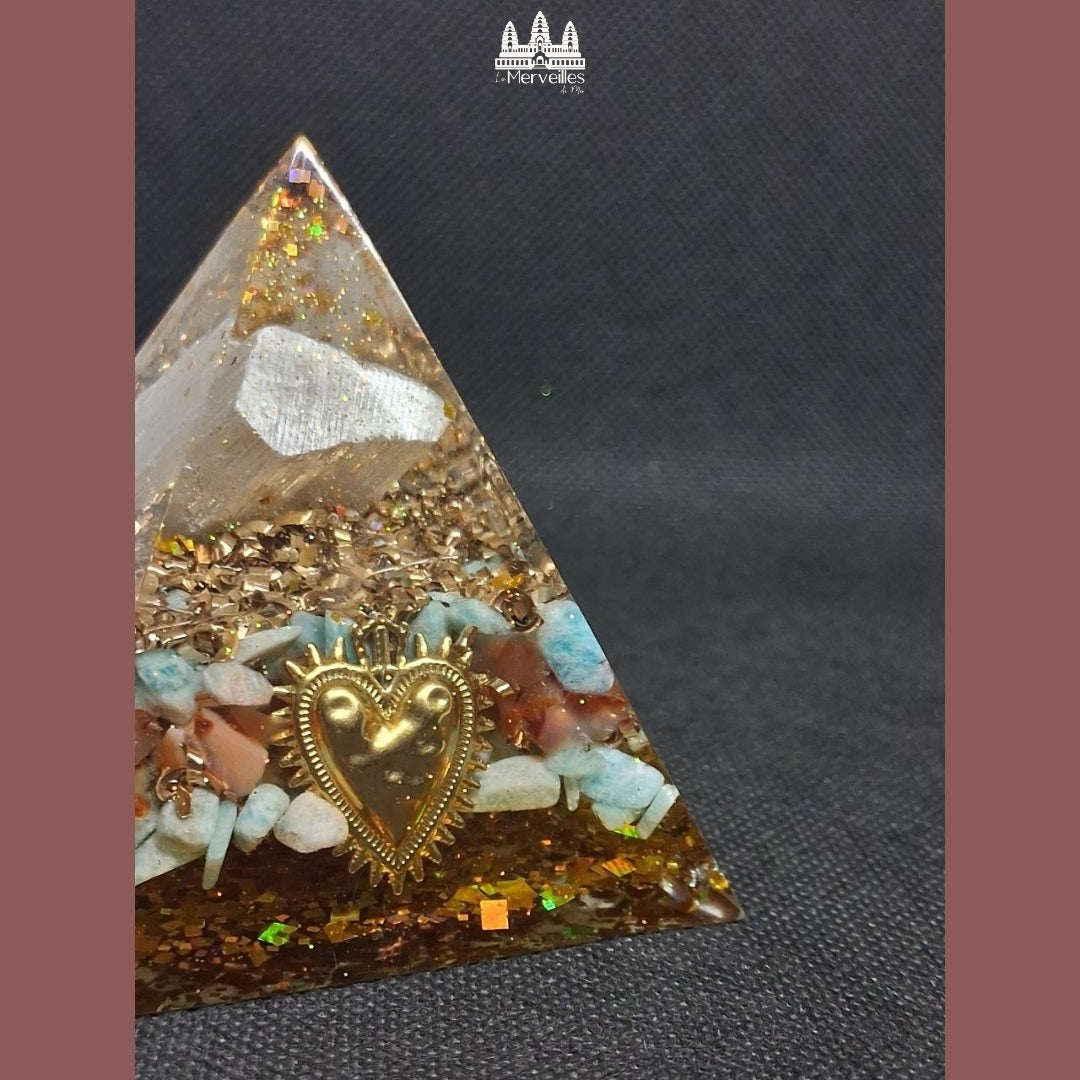 NOUVEAUTE ! Orgonite Pyramidale Symbole Coeur sacré, Sélénite, Amazonite & Cornaline