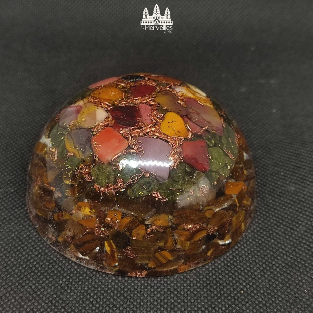 Orgonite dôme – Jaspe Mokaïte, Jade Néphrite, Œil de Tigre & Sphère en verre pailletée