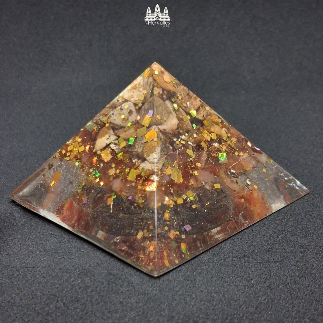 NOUVEAUTE ! Orgonite pyramidale symbole Fleur de Lotus, Jaspe paysage & Cornaline