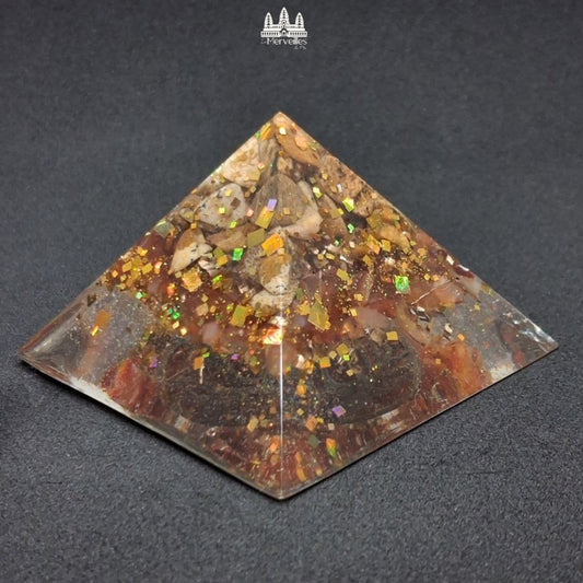 NOUVEAUTE ! Orgonite pyramidale symbole Fleur de Lotus, Jaspe paysage & Cornaline