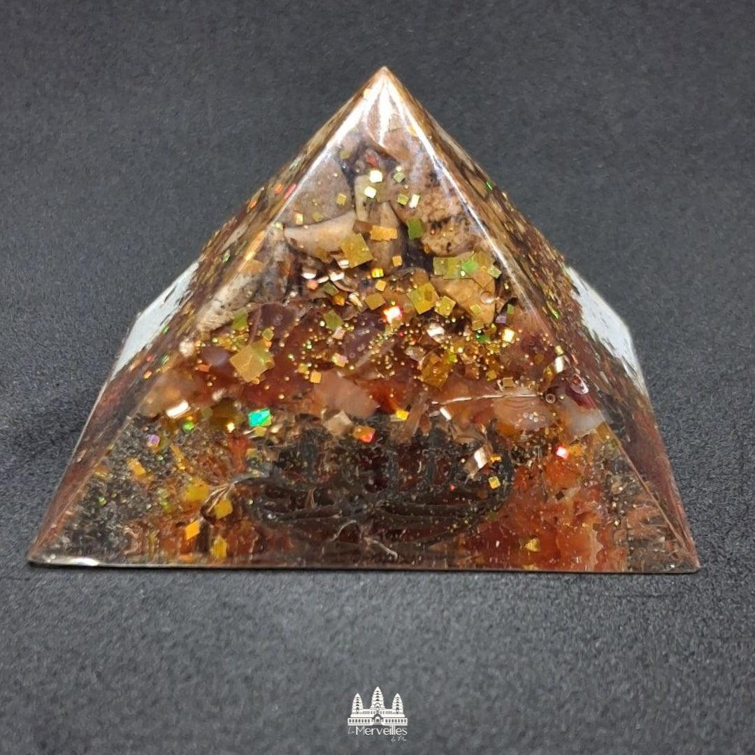 NOUVEAUTE ! Orgonite pyramidale symbole Fleur de Lotus, Jaspe paysage & Cornaline