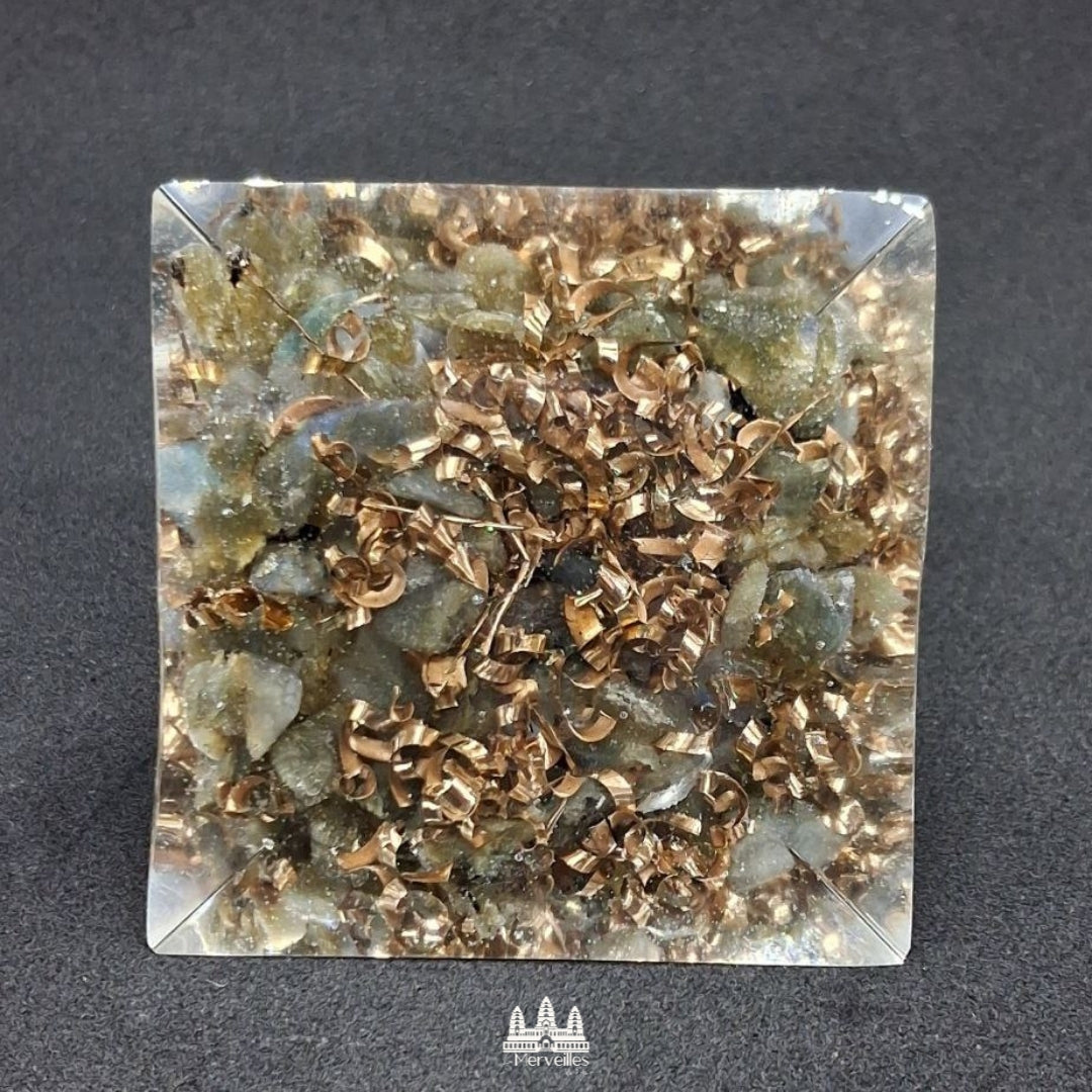 NOUVEAUTE ! Orgonite Pyramidale Sodalite, Calcédoine Bleue et Labradorite