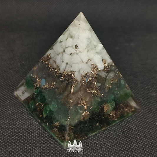 Orgonite pyramidale – Amazonite, Labradorite & Aventurine verte